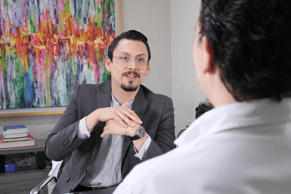 Dr. Jorge Medina realizando consulta médica a un paciente
